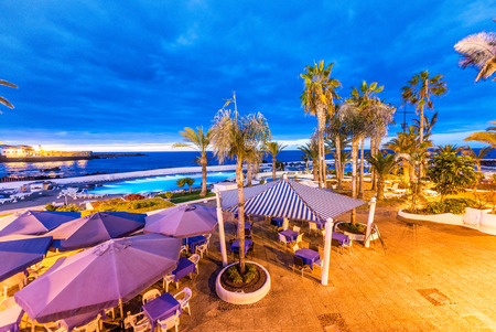 Lago Martianez pools at night, Puerto de la Cruz, Tenerife.のeditorial素材