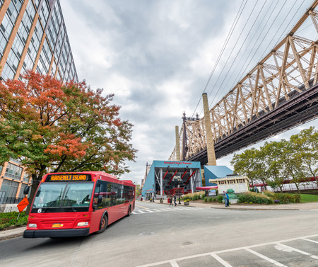 Roosevelt Island Bus and Queensboro Bridge, New York City.のeditorial素材