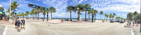 FORT LAUDERDALE, FL - FEBRUARY 2016: Fort Lauderdale promenade with tourists. The city is a famous attraction in Florida.のeditorial素材