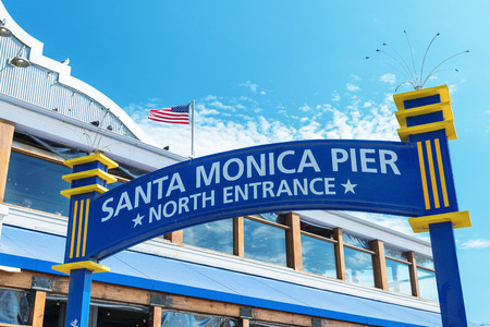 SANTA MONICA, CA - AUGUST 1, 2017: City pier entrance sign. The pier is a famous tourist attraction with Luna Park.のeditorial素材