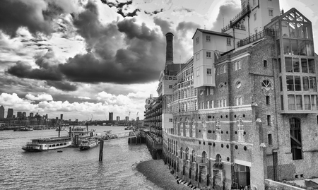 LONDON - SEPTEMBER 2016: City skyline along river Thames. London attracts 30 million people annually.のeditorial素材