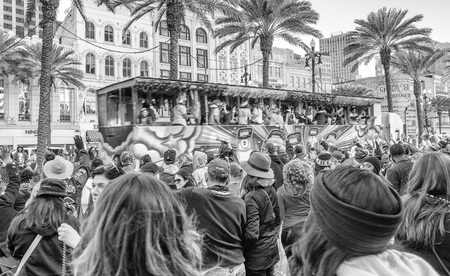 NEW ORLEANS - Tourists along city streets on Mardi Gras dayのeditorial素材