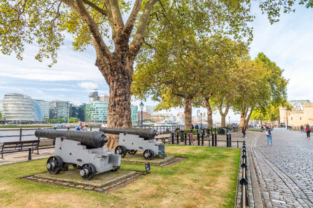 LONDON - SEPTEMBER 2016: Cannons along Tower of London promenade. London attracts 30 million people annually.のeditorial素材