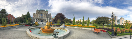 VICTORIA, CANADA - AUGUST 14, 2017: Tourists visit Parliament and city park. Vicotoria is a famous tourist destination in Vancouver Island.のeditorial素材