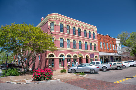 AMELIA ISLAND, FL - APRIL 1, 2018: Beautiful old buildings on a sunny day. Amelia Island is a major Florida attraction for tourists.のeditorial素材