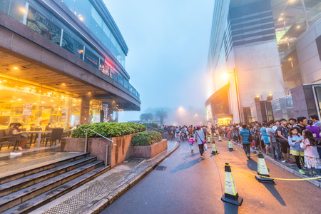HONG KONG - MAY 2014: Tourists on line for Victoria Peak Tram at night.のeditorial素材