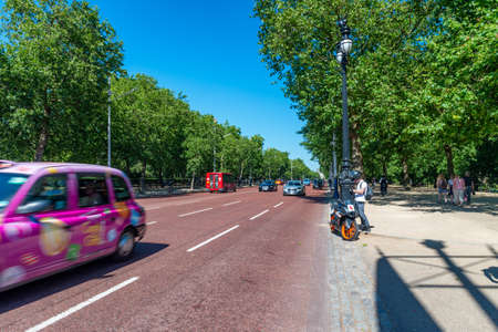 LONDON - JUNE 30, 2015: Traffic along The Mall road in summer season.のeditorial素材