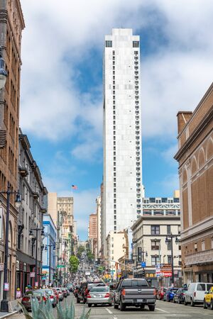 SAN FRANCISCO, CA - AUGUST 6, 2017: Road traffic in San Francisco with cars and tourists.の写真素材