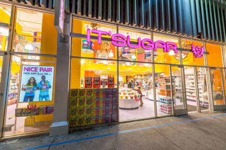 SAN FRANCISCO, CA - AUGUST 7, 2017: Famous It's Sugar shop in Fisherman's Wharf near Pier 45 at night.のeditorial素材