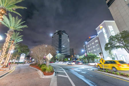 JACKSONVILLE, FLORIDA - FEBRUARY 2016: City streets with cars and buildings at night.のeditorial素材