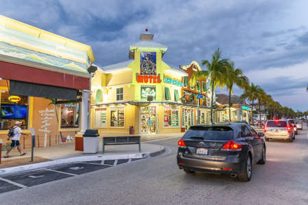 FORT MYERS, FLORIDA - FEBRUARY 2016: Cars traffic along city streets at night.のeditorial素材