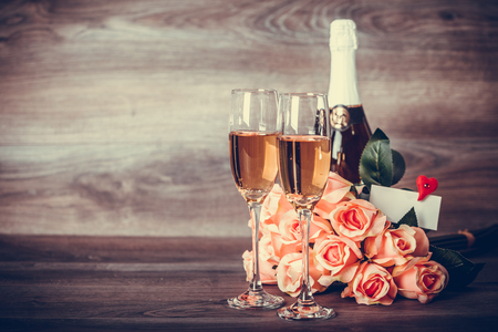 Valentines Day. Champagne, wine glasses and roses with love message. Appointment, Birthday. Concept: happiness, holidayの写真素材