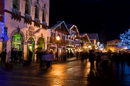 LEAVENWORTH, WA/USA - DECEMBER 21, 2013: This illustrative editorial a Bavarian store lit up with Christmas lights at night with shoppers.のeditorial素材
