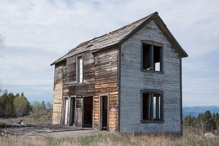 2 story old homestead ruins of a pioneer home falling apart.  Old structure building is a rich part of American history.の写真素材