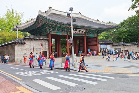 SEOUL, SOUTH KOREA - SEPTEMBER 27, 2014: Historically dressed soldiers arriving to the Royal Guards Ceremony near Taehanmun Gate of Deoksugung Palace in Seoul, Koreaのeditorial素材