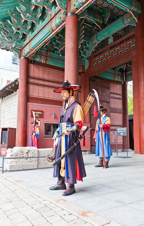 SEOUL, SOUTH KOREA - SEPTEMBER 27, 2014: Historically dressed soldiers at Royal Guards Ceremony near Taehanmun Gate of Deoksugung Palace in Seoul, Koreaのeditorial素材