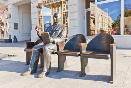 LODZ, POLAND - OCTOBER 19, 2014: Monument to Stefan Jaracz (1883-1945) , a Polish actor and theater producer in Lodz, Poland. Work of sculptors Marcel Szytenchelm, Jerzy and Robert Sobocinski, 2006のeditorial素材
