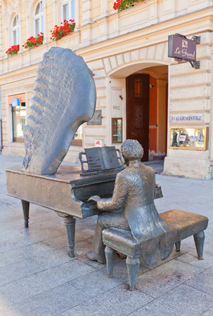 LODZ, POLAND - OCTOBER 19, 2014: Monument to Arthur Rubinstein (1887-1982), a Polish American classical pianist in Lodz, Poland. Sculpture known as Rubinstein Fortepiano is a work of sculptor Marcel Szytenchelm, 2000のeditorial素材