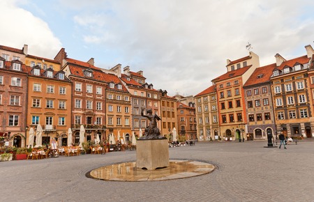 WARSAW, POLAND - OCTOBER 20, 2014:  View of Syrenka (mermaid) statue (Warsaw Coat of Arms) and Dekert Side and Hugo Kollataj Side of Old Town Market Place (Rynek Starego Miasta) in Warsaw, Poland. UNESCO World Heritage Siteのeditorial素材