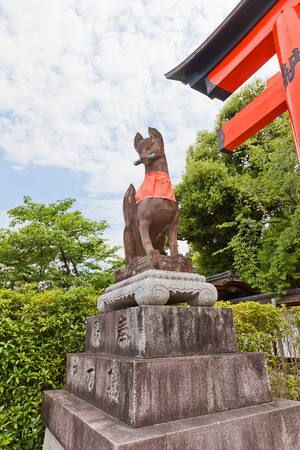 KYOTO, JAPAN - MAY 17, 2017: Statue of kitsune in Fushimi Inari Taisha Shinto Shrine in Kyoto, Japan. Kitsune is a fox shapeshifter and a servant of Inari goddessのeditorial素材