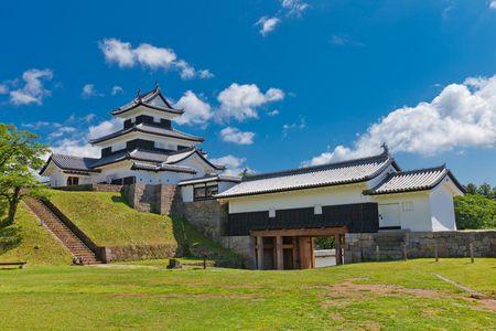 SHIRAKAWA, JAPAN â JUNE 2, 2017: Reconstructed Donjon and Main Gate of Shirakawa (Komine) Castle, Japan. Castle was founded in 1340, rebuilt in 1627, destroyed in war of 1868 and reconstructed in 1991のeditorial素材