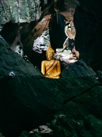 Buddha statue in the cave of khao yai, Thailandの写真素材