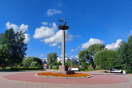 St. Petersburg, 12.08.2022. Monument to the family. Near the registry office. Storks in a nest on top of pillars, wedding rings. Installation. Against the blue sky.の写真素材