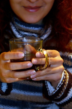 woman hand holding cup of teaの写真素材