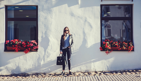 fashion woman in leather jacket and sunglasses on the city street. copyspaceの写真素材