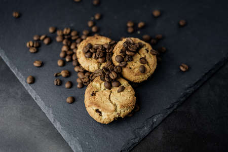 Cinnamon sticks and powder on plateの写真素材