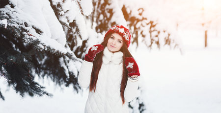Young woman winter portrait outdoorsの写真素材
