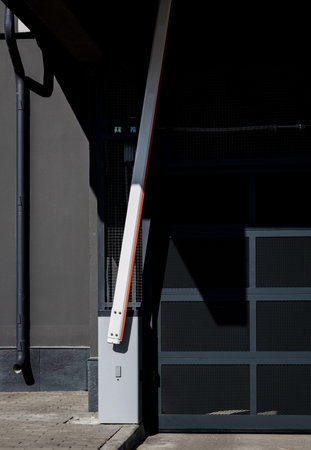 gate portal aluminum with barrier