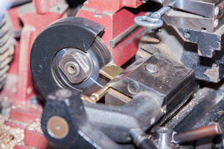 make a metal key locksmith