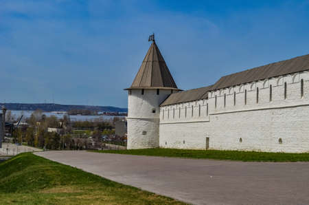 A sidewalk path on the white background of the walls of the Kremlinのeditorial素材