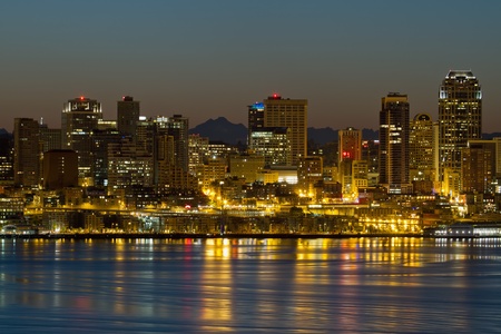 Seattle Washington Waterfront Skyline and Mountain Range at Dawnの写真素材