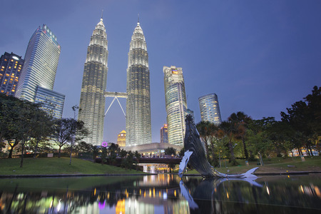 KUALA LUMPUR, MALAYSIA - FEBRUARY 7, 2014 - Kuala Lumpur KLCC Park Skyline with Twin Towers Petronas at Blue Hour. Petronas Twin Tower was the tallest buildings in the world from 1998 to 2004 until it was surpassed by Taipei 101. It remains the tallest twのeditorial素材
