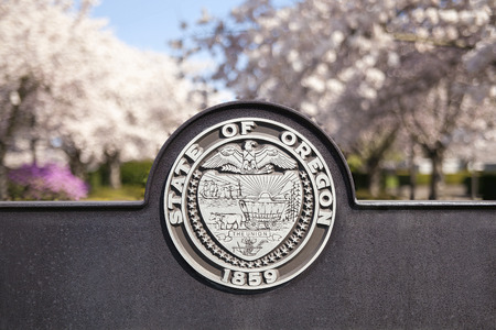 SALEM, OREGON - MARCH 23, 2014: Seal of the State of Oregon Sign at Salem Oregon State Capitol State Park Closeupのeditorial素材