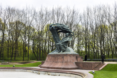 The Chopin Statue, a large bronze statue of Polish composer Frederic Chopin in the upper part of Lazienki Park, Warsaw, Polandのeditorial素材