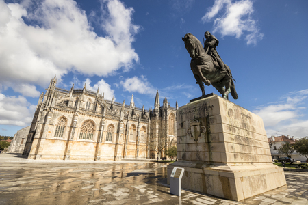 Equestrian statue of Nuno Alvares Pereira and Monastery of Santa Maria da Vitoria in Batalha, Portugal.のeditorial素材
