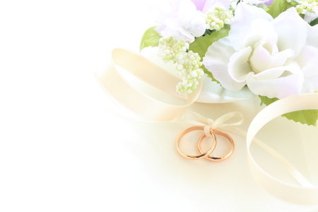 golden wedding rings on fabricの写真素材