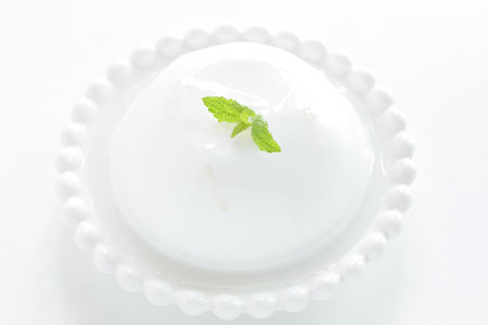 White milk agar jelly with mint