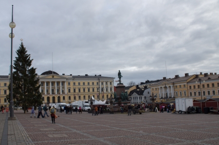 Helsinki, Finland - December 21, 2013 - Christmas Market in Senate Squareのeditorial素材