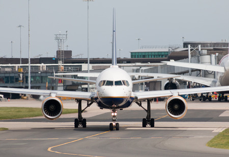 Icelandair Boeing 757-200 narrow-body passenger plane (TF-ISL) taxiing on Manchester International Airport tarmac.のeditorial素材