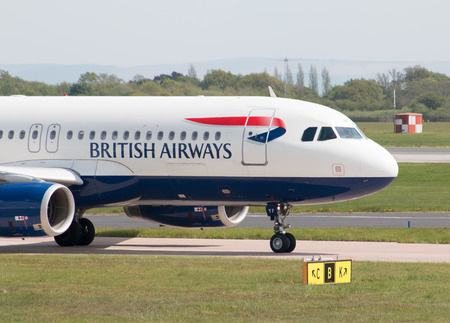 British Airways Airbus A320-232 narrow-body passenger plane (G-EUYF) taxiing on Manchester International Airport tarmac.のeditorial素材