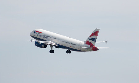 British Airways Airbus A320-232 narrow-body passenger plane (G-EUYF) taking off from Manchester International Airport runway.のeditorial素材