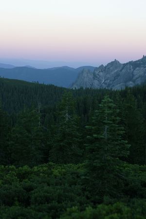Blue, Camping, Crag, Night, Dusk, Forest, Green, Relaxation, Mountain, National Landmark, Park, Pine Tree, Pine, Pink, Comfortable, Set, Sunlight, Sun, Sunset, Tree, Wilderness Area, Extreme Terrainの写真素材