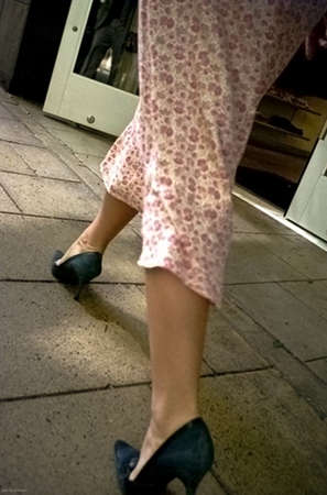 A woman striding in Seattle,WA 8/24/06のeditorial素材