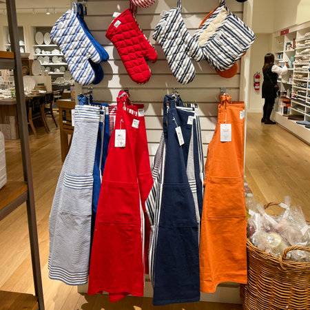 Orlando, FL USA -  September 9, 2021: The pot holder and apron aisle at a Williams Sonoma store at an indoor mall in Orlando, Florida.のeditorial素材