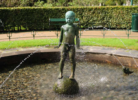 Crying Boy Sculpture Grinegutten Near The Lille Lungegardsvannet Lake In Bergen On A Sunny Summer Day With A Clear Blue Sky And A Few Cloudsの写真素材