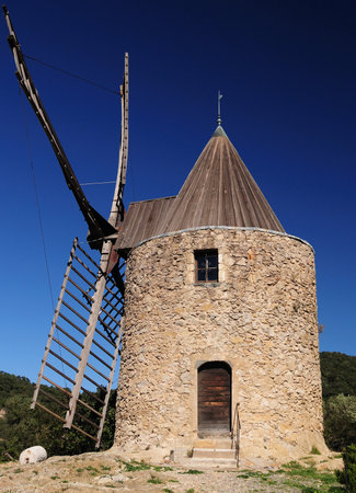 Close Up Of The Ancient Windmill Moulin Saint Roch In The Hills Of Grimaud In Provence France On A Beautiful Autumn Day With A Clear Blue Skyの写真素材